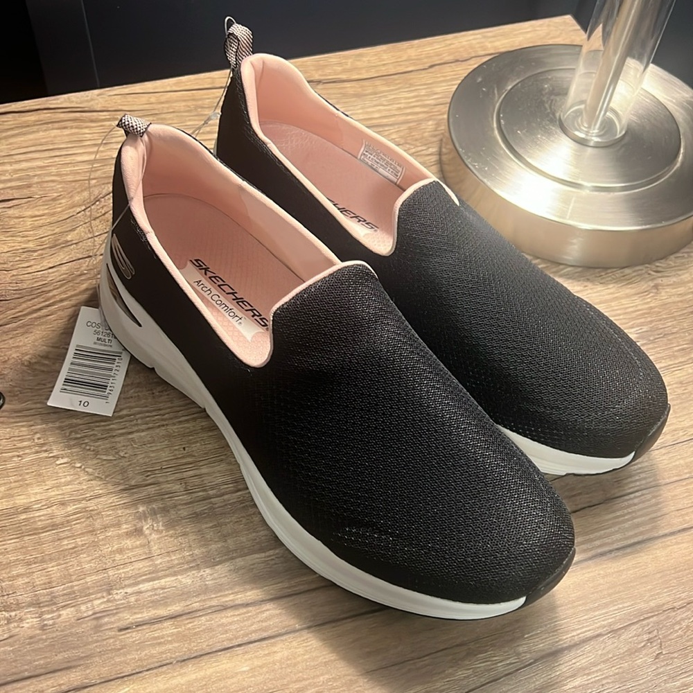 Women’s Skechers - size 10